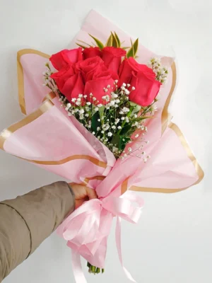 Bouquet de rosas rojas en Bogotá con gypsophila y follaje, ideal para aniversarios, San Valentín y momentos románticos