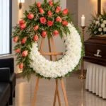 Corona Funebre Memoria sobre atril en una sala de velacion, junto al cofre y una cruz