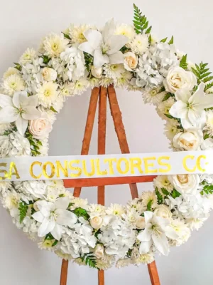 Coronas de flores blancas rosas claveles crisantemos helechos verdes atril