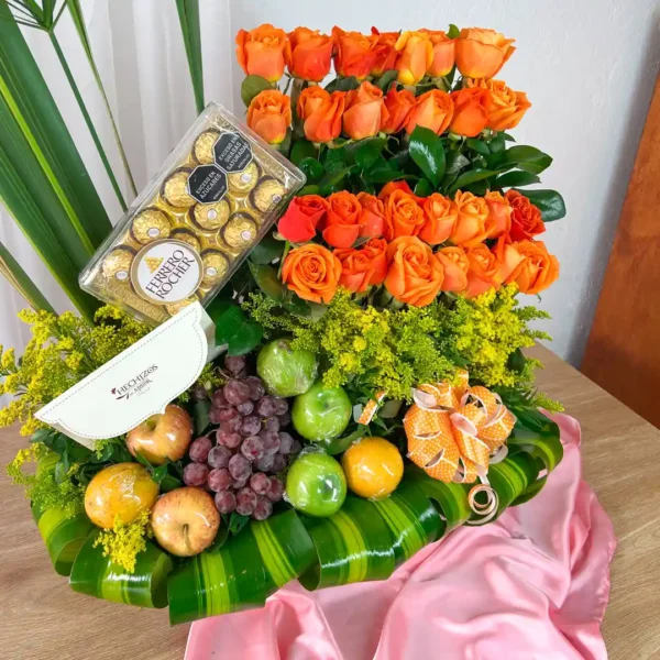 Arreglo floral para aniversario base hojas verdes lazo naranja económico