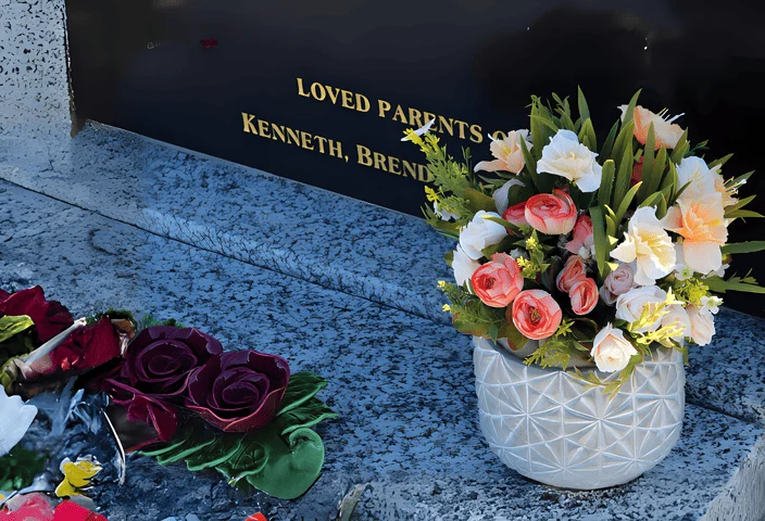 Ramo de flores elegantes para el cementerio de un difunto.