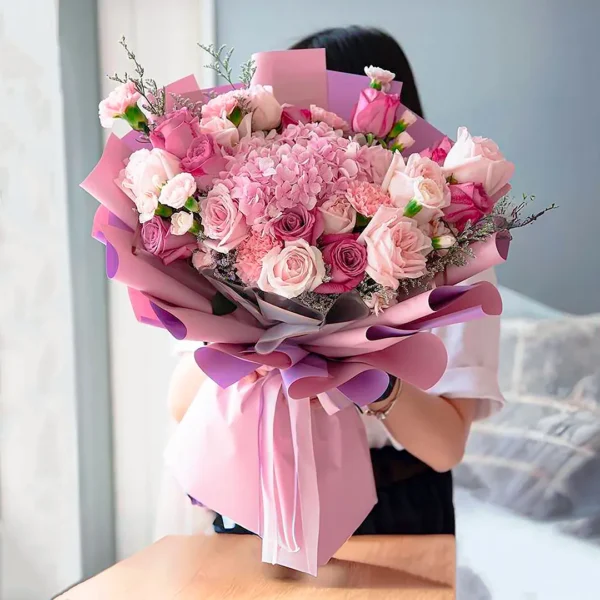 Bouquet de flores buchón con rosas pastel, hortensias y claveles en Bogotá, con entrega rápida a domicilio. Ideal para cumpleaños