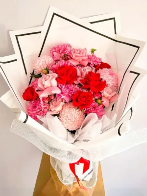 Bouquet de rosas rojas y rosadas en Bogotá con claveles y crisantemos, ideal para aniversarios y propuestas románticas