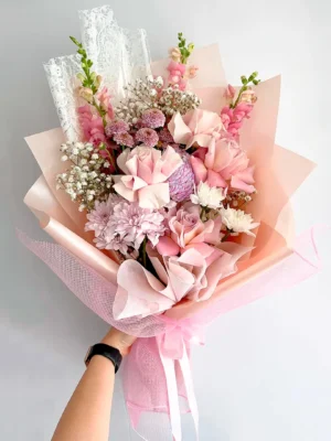 Bouquet de flores en Bogotá con rosas rosadas, crisantemos y gypsophila, ideal para aniversarios, baby showers y cumpleaños
