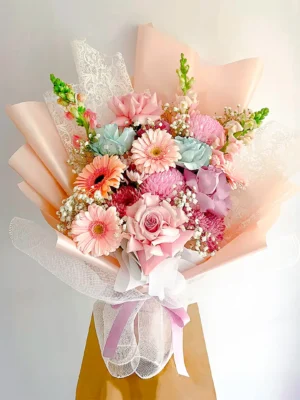 Bouquet de flores en tonos pastel con rosas rosadas, gerberas melocotón, crisantemos y gypsophila en Bogotá, ideal para baby showers y aniversarios