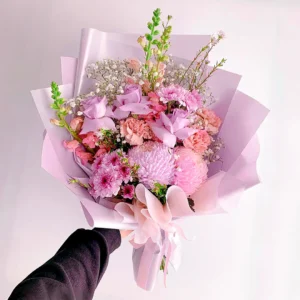 Bouquet de flores lilas en Bogotá – Diseño elegante para aniversarios y cumpleaños Bouquet de flores lilas en Bogotá con rosas, claveles rosados, crisantemos y gypsophila, ideal para aniversarios y cumpleaños
