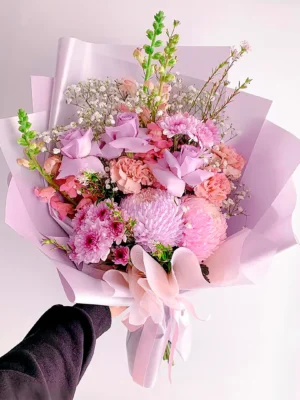 Bouquet de flores lilas en Bogotá con rosas, claveles rosados, crisantemos y gypsophila, ideal para aniversarios y cumpleaños
