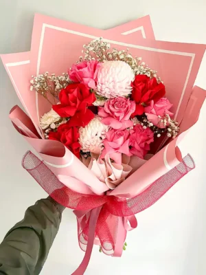 Bouquet de rosas rojas y rosadas en Bogotá con crisantemos y gypsophila, ideal para aniversarios y declaraciones románticas