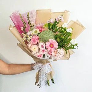 Bouquet de flores en Bogotá – Diseño armonioso con gerberas y hortensias para cumpleaños y aniversarios Bouquet de flores en Bogotá con gerberas rosadas, ranúnculos y hortensias, ideal para cumpleaños y aniversarios