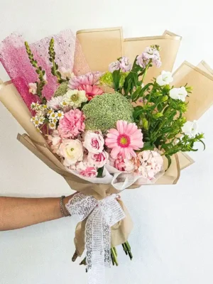 Bouquet de flores en Bogotá con gerberas rosadas, ranúnculos y hortensias, ideal para cumpleaños y aniversarios