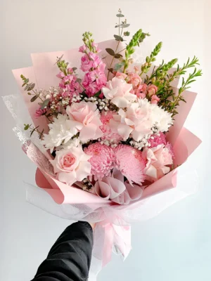 Bouquet de rosas rosadas en Bogotá con crisantemos y gypsophila, ideal para aniversarios, baby showers y cumpleaños