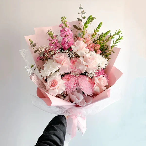 Bouquet de rosas rosadas en Bogotá con crisantemos y gypsophila, ideal para aniversarios, baby showers y cumpleaños