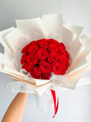 Bouquet buchón de rosas rojas en Bogotá, un diseño elegante y sencillo ideal para aniversarios y ocasiones especiales