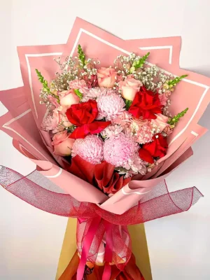 Bouquet de rosas rosadas y rojas en Bogotá con crisantemos pastel, ideal para aniversarios, cumpleaños y momentos especiales