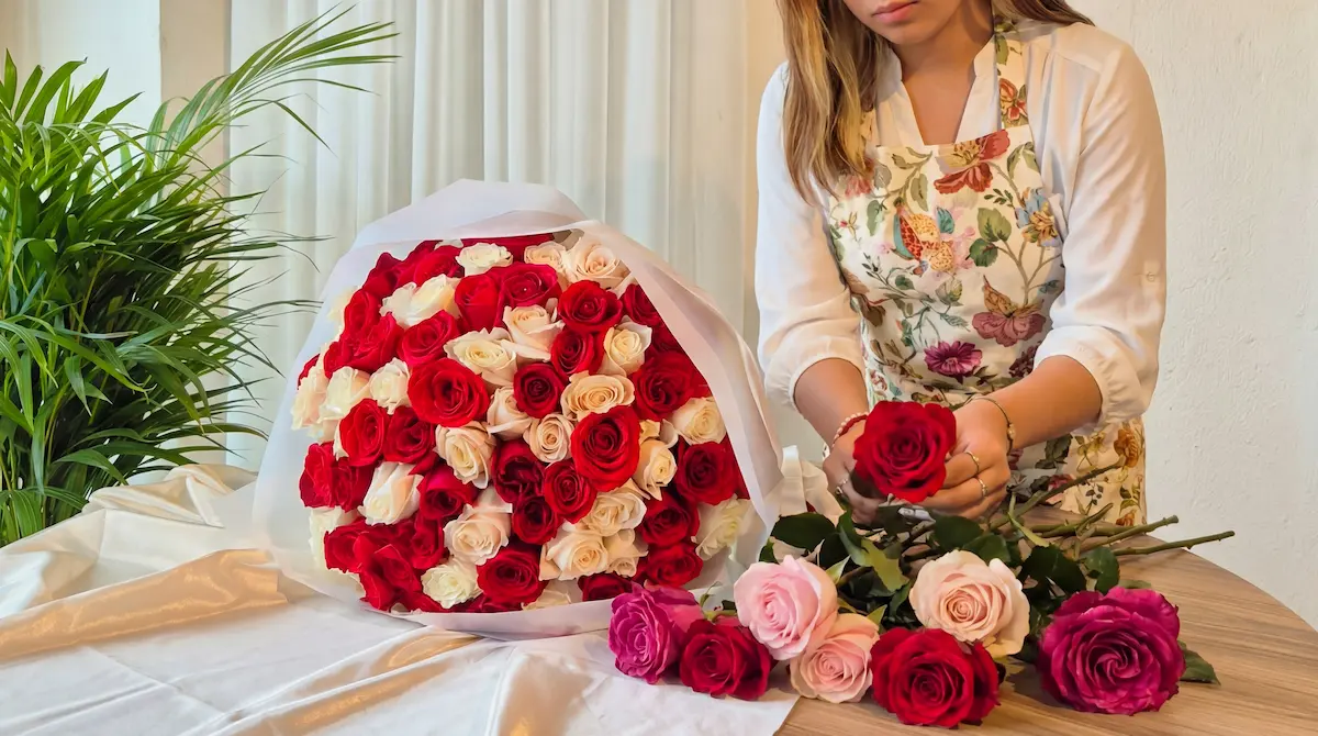 Rosas de diferentes colores para arreglos florales en Bogotá
